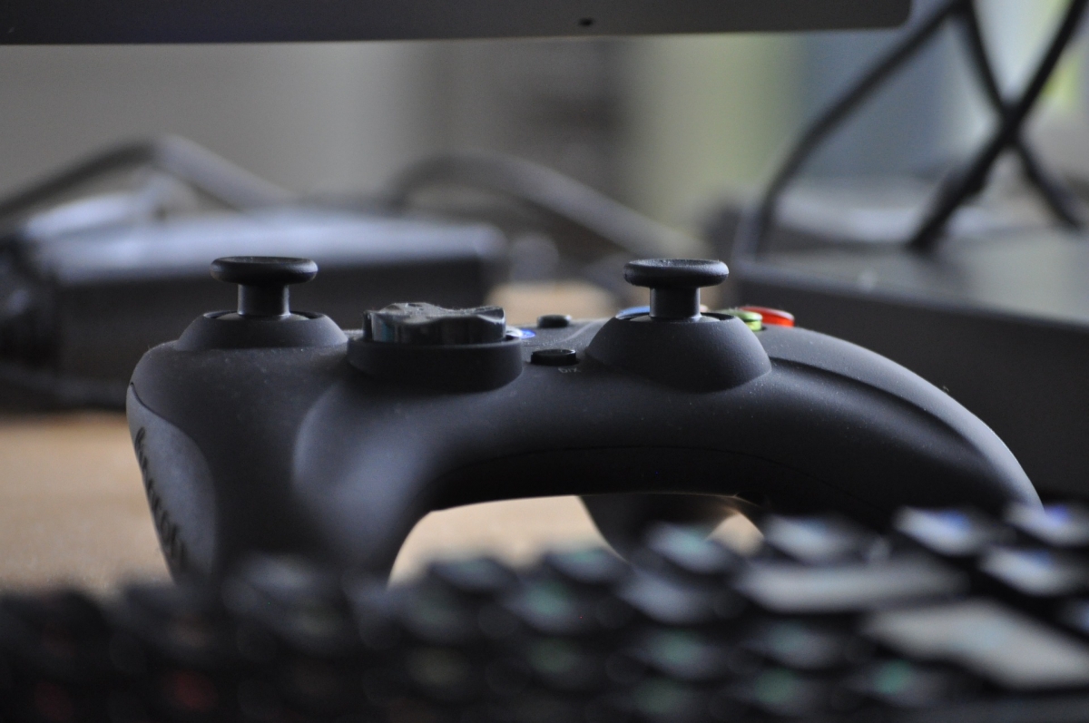 Macht Gewalt in Computerspielen aggressiv? Bild: VanDulti via pixabay (https://pixabay.com/de/technologie-controller-spiel-3189176/, CC: https://creativecommons.org/publicdomain/zero/1.0/deed.de)