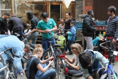 Abbildung 3: Zusammenarbeit an einem gemeinsamen Ziel: Der Berliner Verein Rückenwind e.V. (http://rueckenwind.berlin) repariert Fahrräder mit und für Geflüchtete. Quelle: http://rueckenwind.berlin/de/galerie/ Abbildung 3: Zusammenarbeit an einem gemeinsamen Ziel: Der Berliner Verein Rückenwind e.V. (http://rueckenwind.berlin) repariert Fahrräder mit und für Geflüchtete. Quelle: http://rueckenwind.berlin/de/galerie/