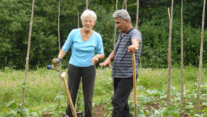 Abbildung 1: Im interkulturellen Garten der Kulturküche Aalen e.V. (www.kulturkueche-aalen.de) begegnen sich Menschen auf Augenhöhe. Quelle: http://www.kulturkueche-aalen.de/projekte-interkultureller-garten-aalen.html