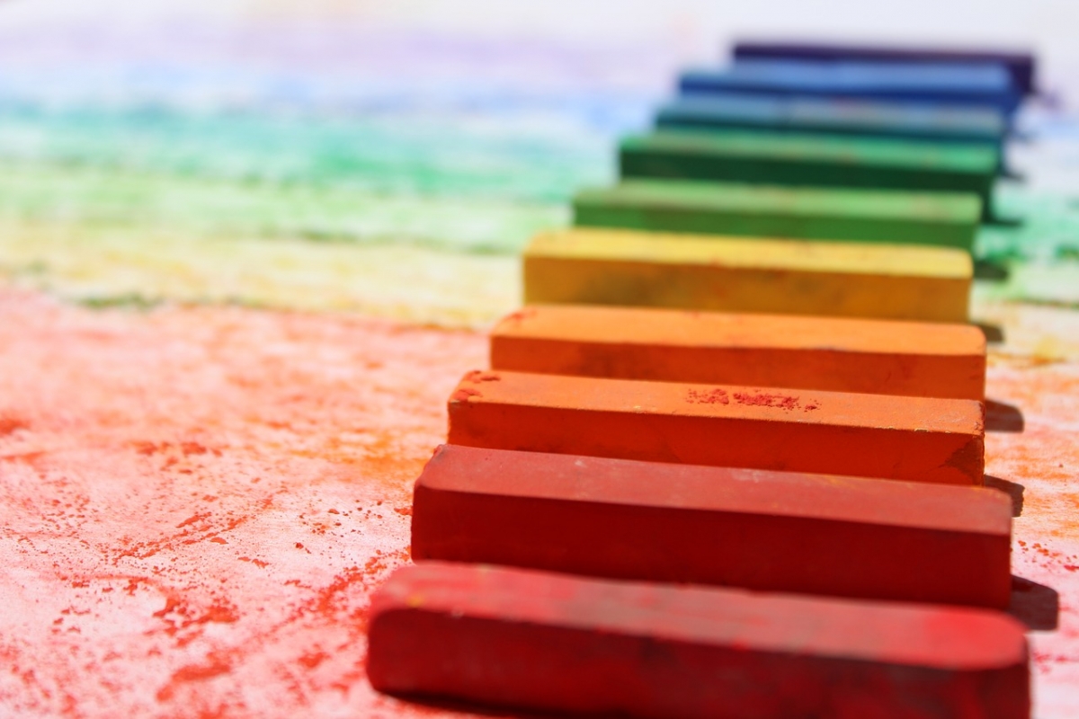 Bunte Vielfalt. Foto: SKECCIO via Pixabay (https://pixabay.com/de/kreide-pastell-bunte-farbe-schule-2162075/, CC: https://pixabay.com/de/service/license/).