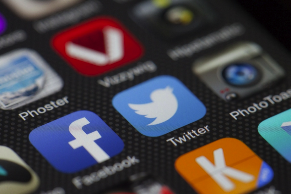 Soziale Netzwerke filtern mittels Algorithmen Informationen für uns. Doch wie tragen wir selbst zu einer solchen Filterblase bei?  Foto von LoboStudioHamburg via pixabay (https://pixabay.com/de/twitter-facebook-miteinander-292988/, Lizenz: https://pixabay.com/de/service/license/). 